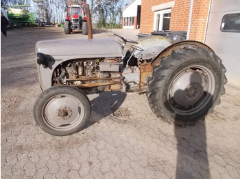 Traktor MASSEY FERGUSON