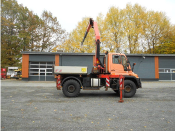 Lastbil med lad UNIMOG U400