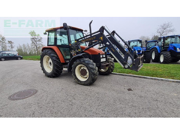 Traktor NEW HOLLAND