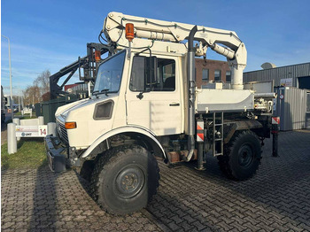 Lastbil med kran UNIMOG